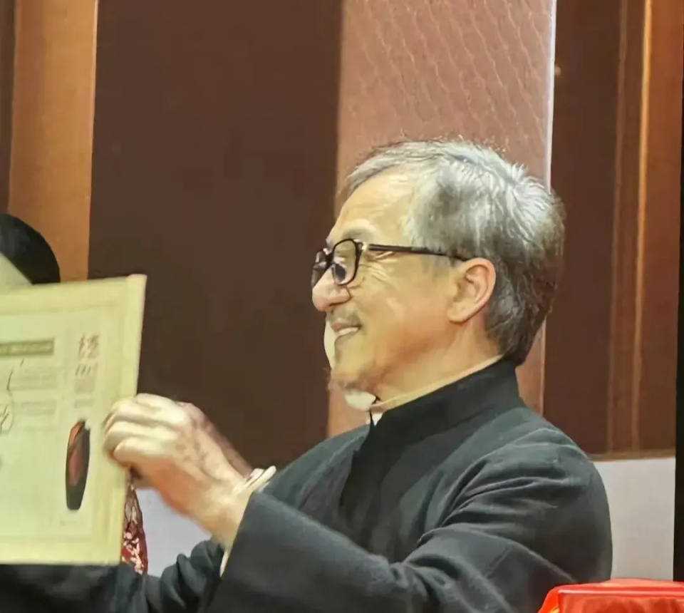 成龙近照曝光满头白发 昔日巨星也已抵挡不住岁月侵蚀