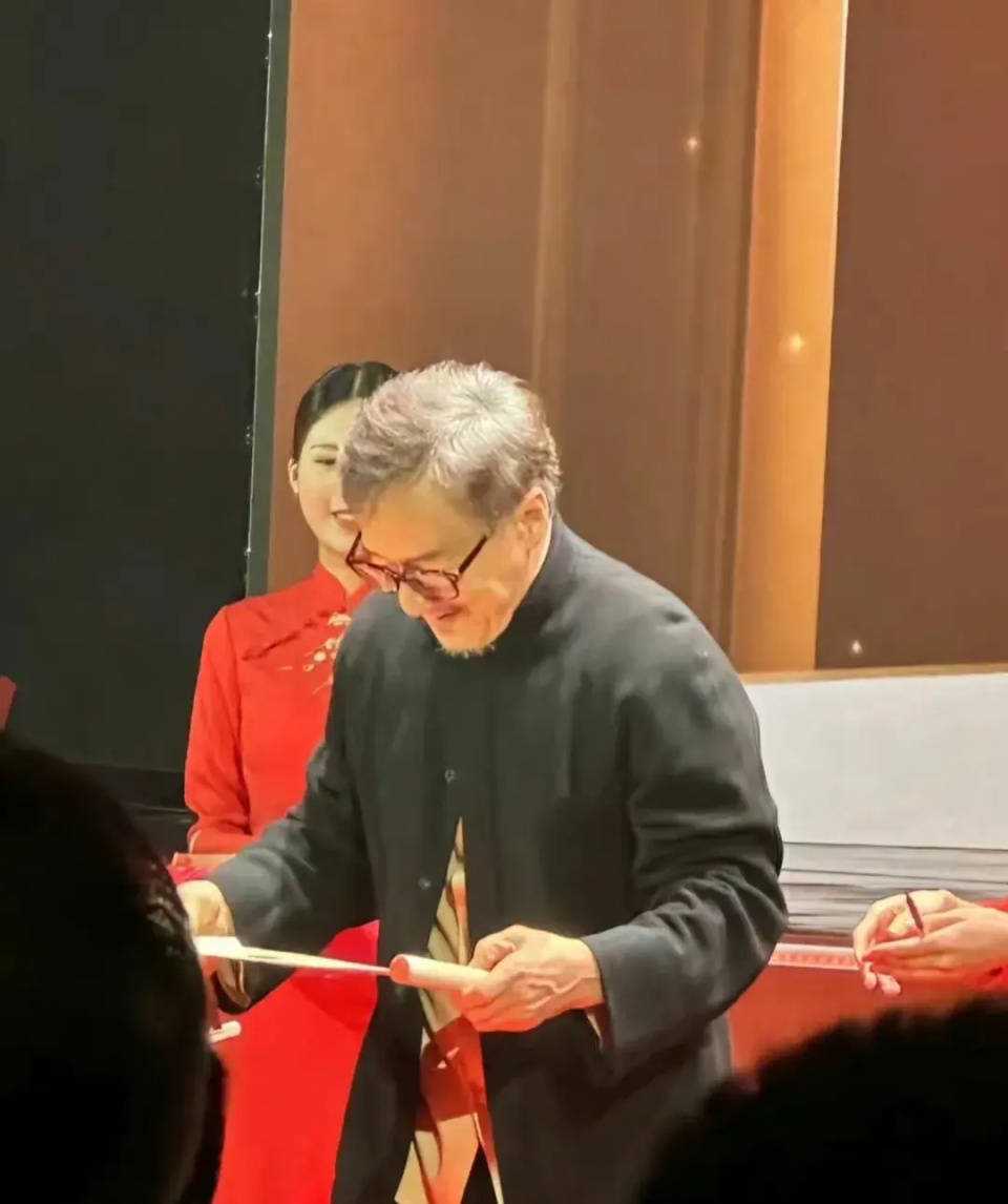 成龙近照曝光满头白发 昔日巨星也已抵挡不住岁月侵蚀