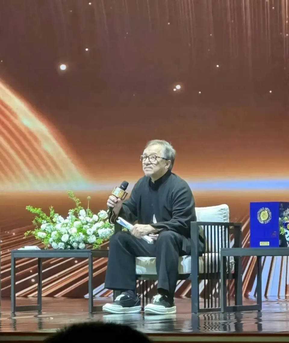 成龙近照曝光满头白发 昔日巨星也已抵挡不住岁月侵蚀