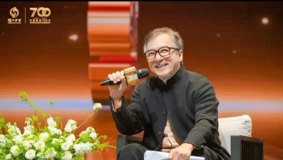 成龙近照曝光满头白发 昔日巨星也已抵挡不住岁月侵蚀