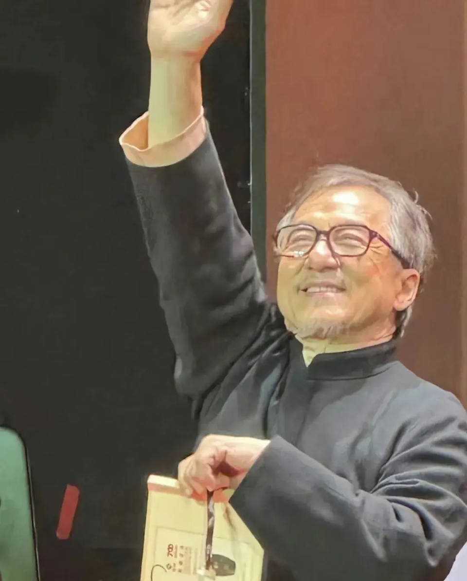 成龙近照曝光满头白发 昔日巨星也已抵挡不住岁月侵蚀