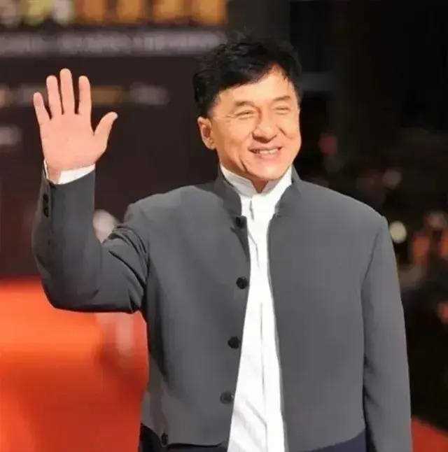 成龙近照曝光满头白发 昔日巨星也已抵挡不住岁月侵蚀