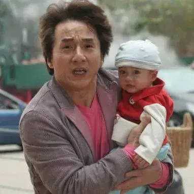 成龙近照曝光满头白发 昔日巨星也已抵挡不住岁月侵蚀