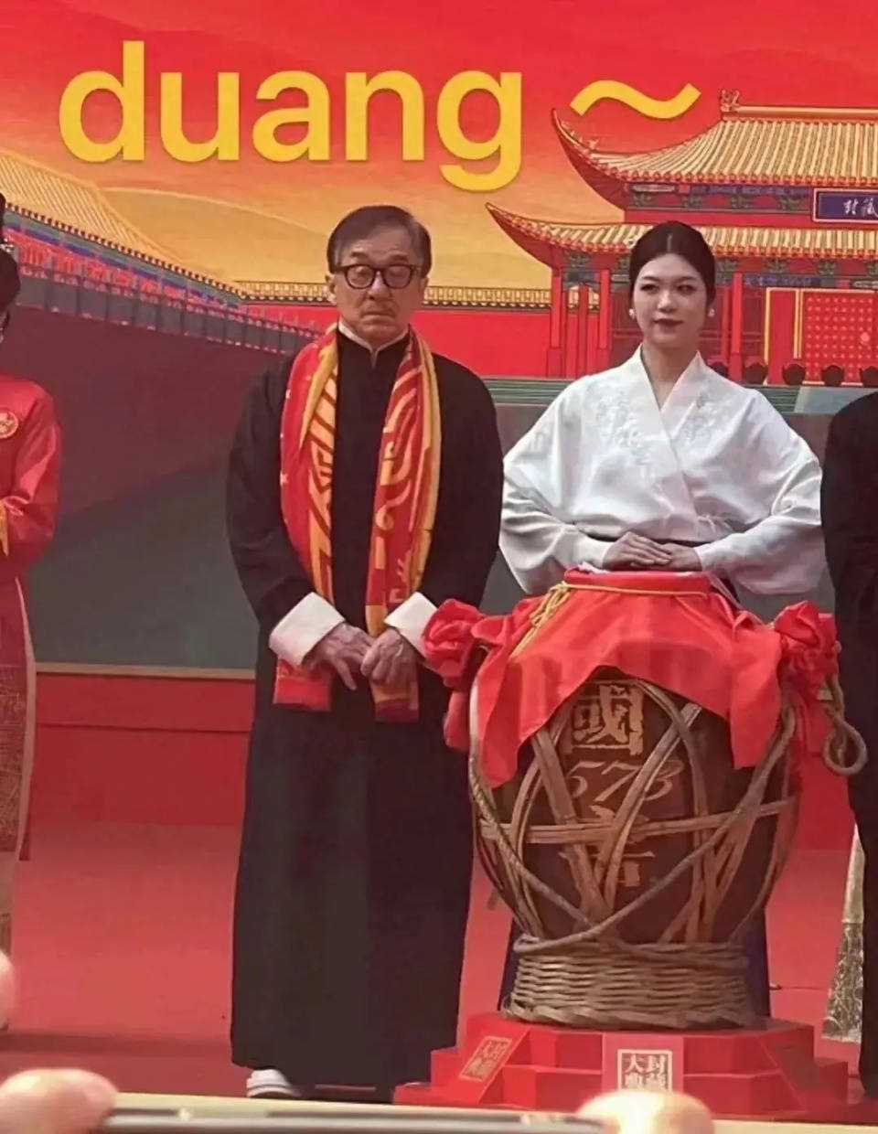 成龙近照曝光满头白发 昔日巨星也已抵挡不住岁月侵蚀