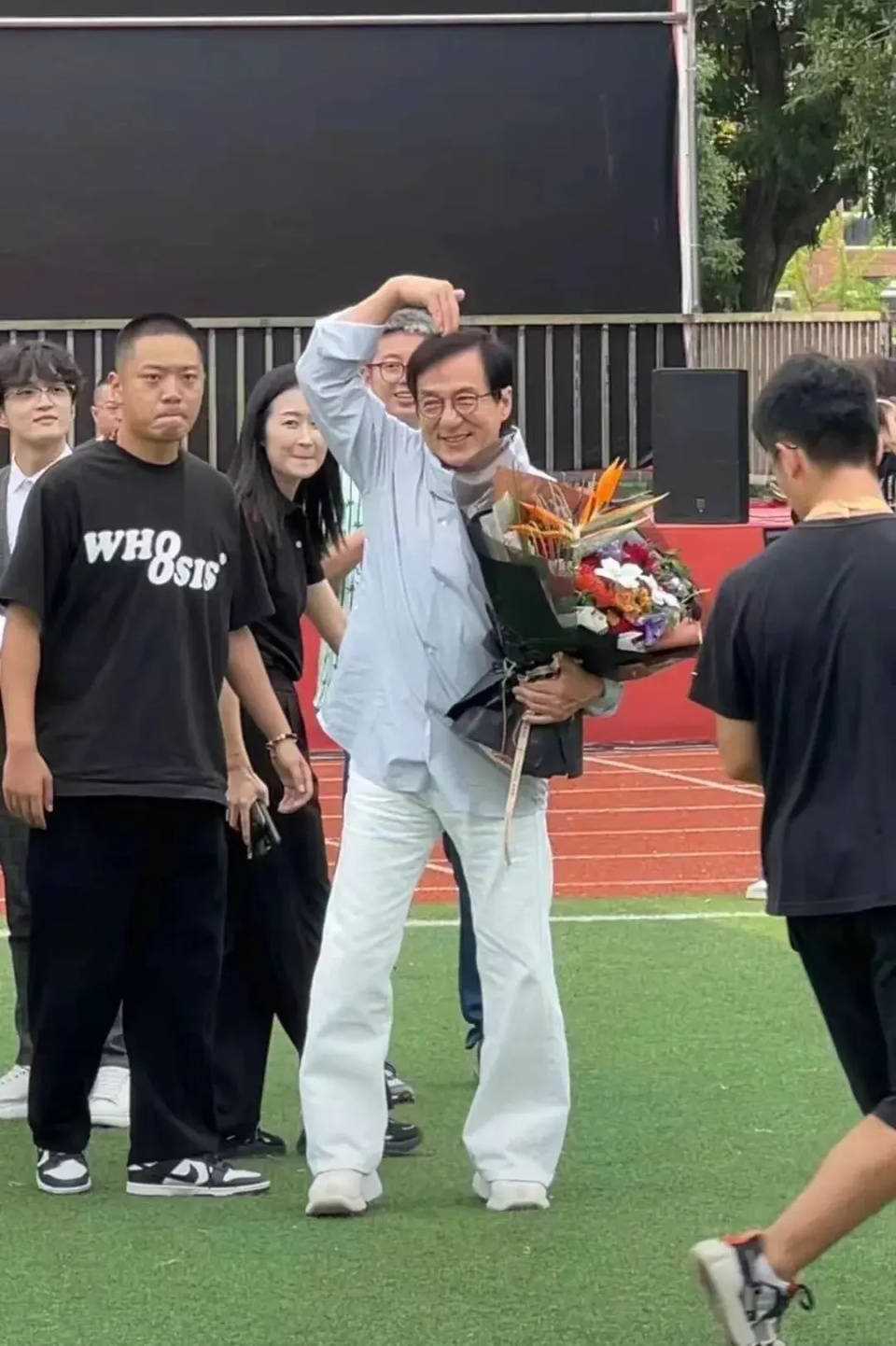 成龙近照曝光满头白发 昔日巨星也已抵挡不住岁月侵蚀