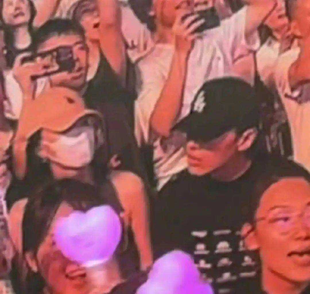 孙怡新恋情曝光 跟恋综男嘉宾手挽手出行引猜想