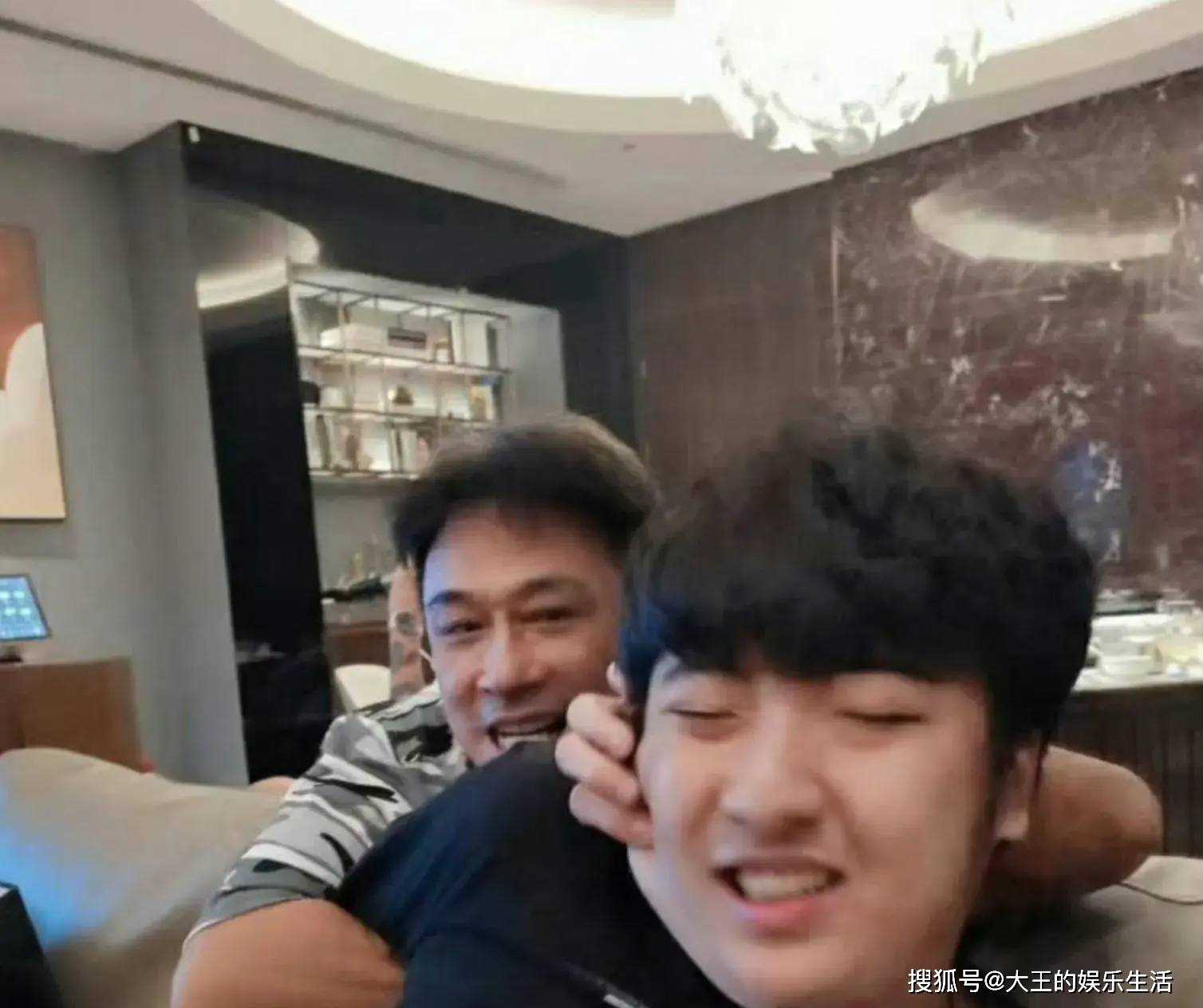 好损的儿子！费曼辣评吴镇宇 暗示钱难挣