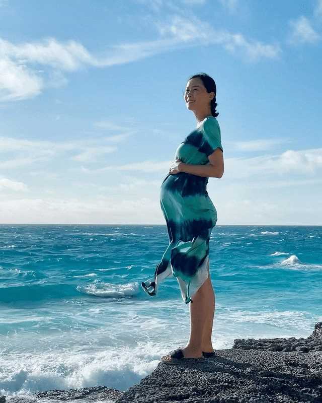 幸福加倍!陈法拉官宣二胎得子 晒一家四口牵手照好温馨
