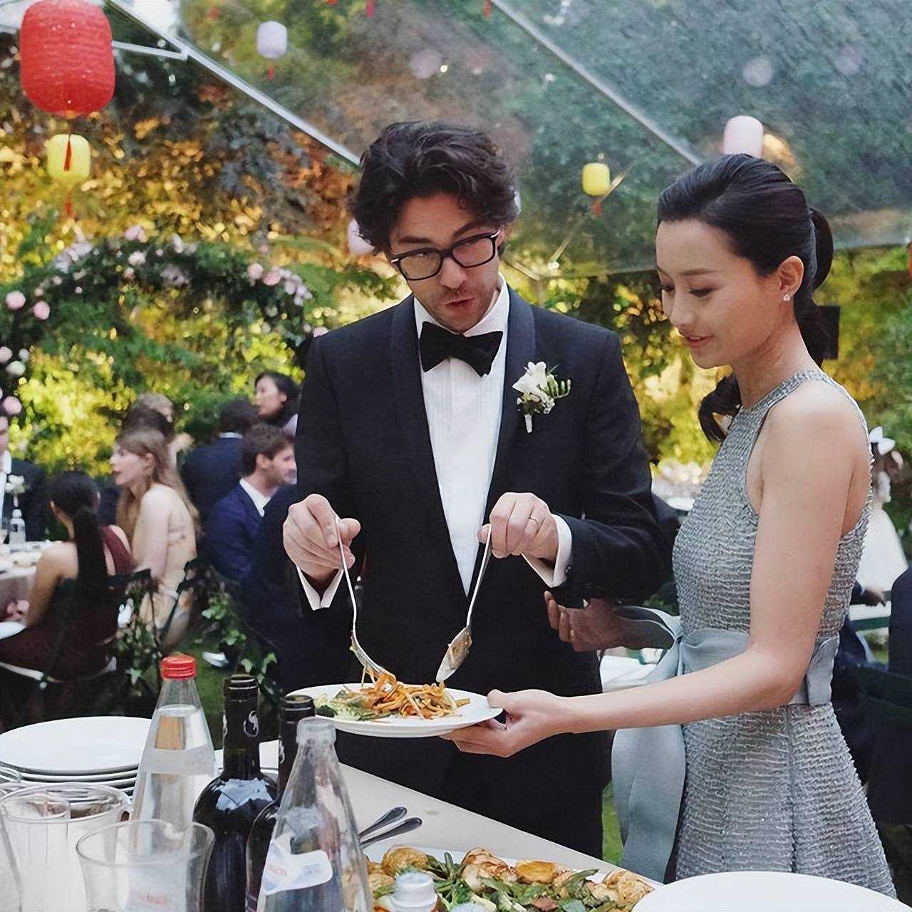 幸福加倍!陈法拉官宣二胎得子 晒一家四口牵手照好温馨