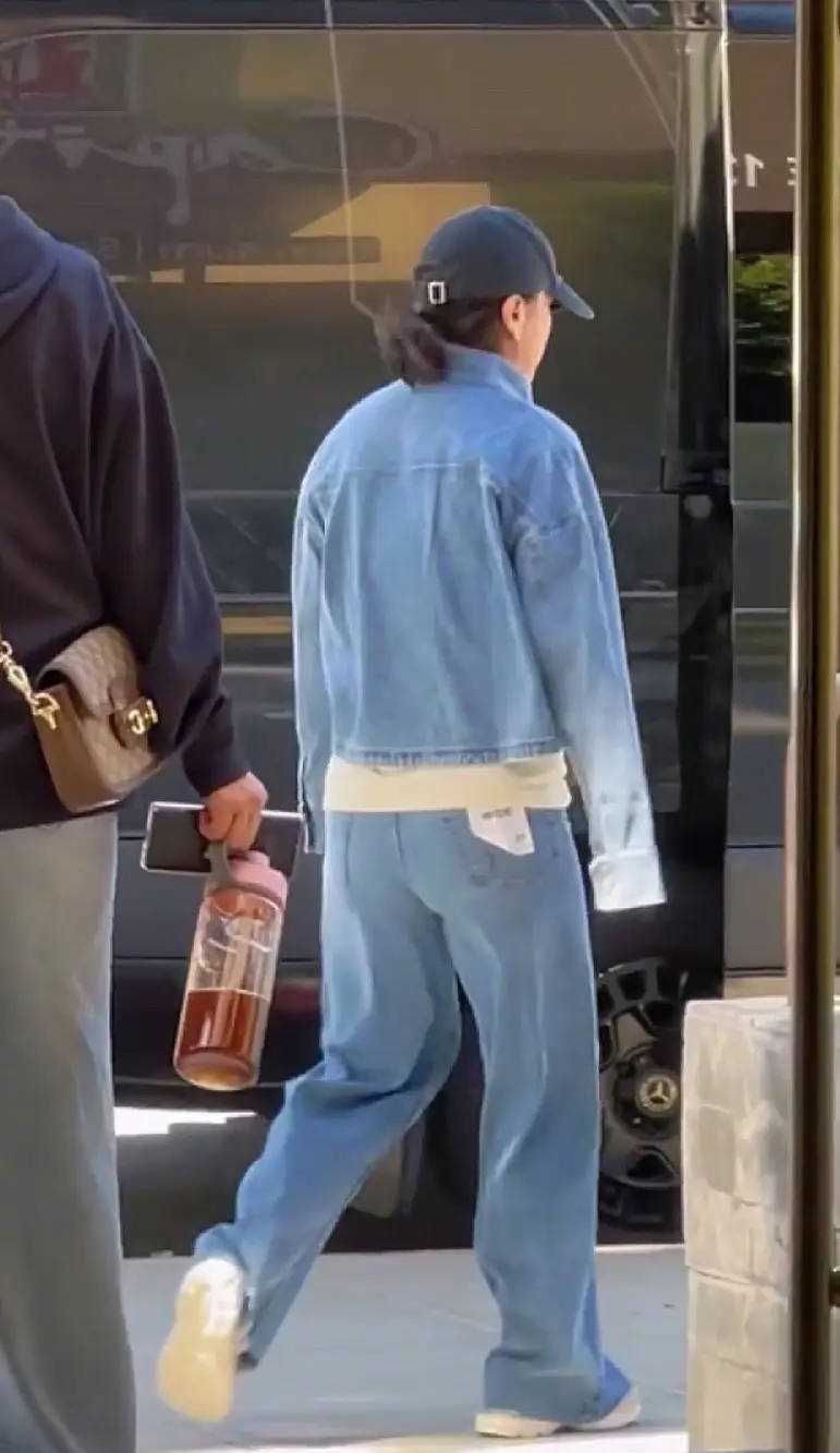 网友洛杉矶偶遇贾玲 头戴黑色棒球帽身穿牛仔套装，整个人相当潇洒
