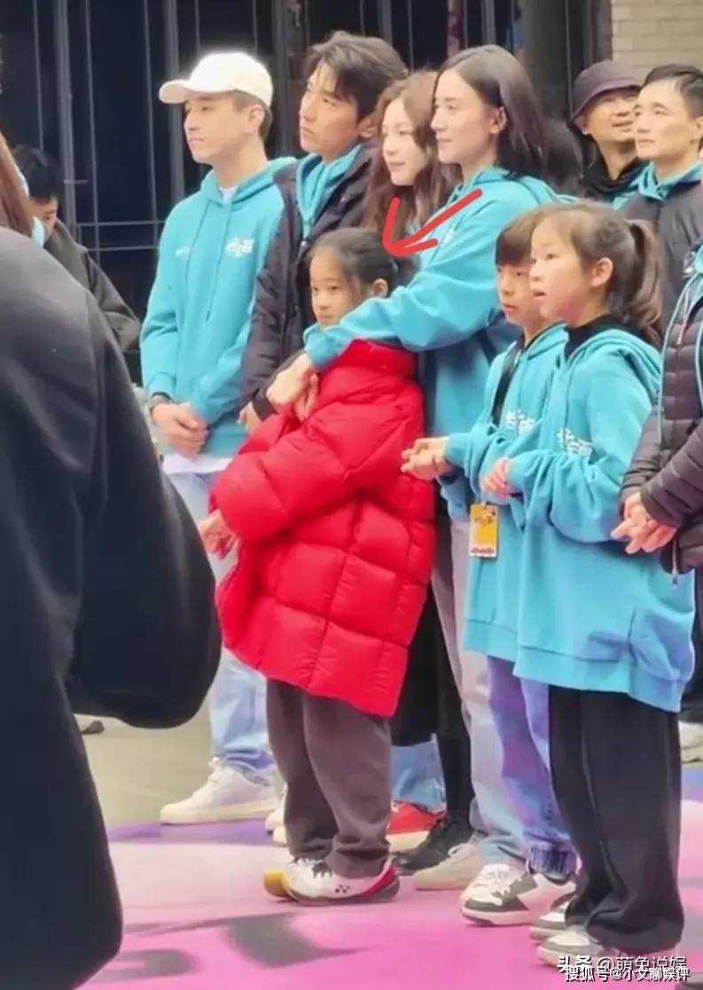 梅婷11岁女儿厉害了!与宋佳赵又廷等同框飙戏 电影开机大合照站C位