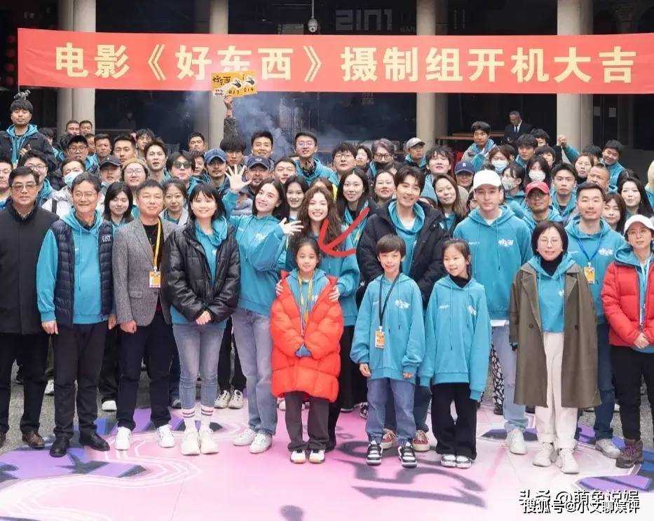 梅婷11岁女儿厉害了!与宋佳赵又廷等同框飙戏 电影开机大合照站C位
