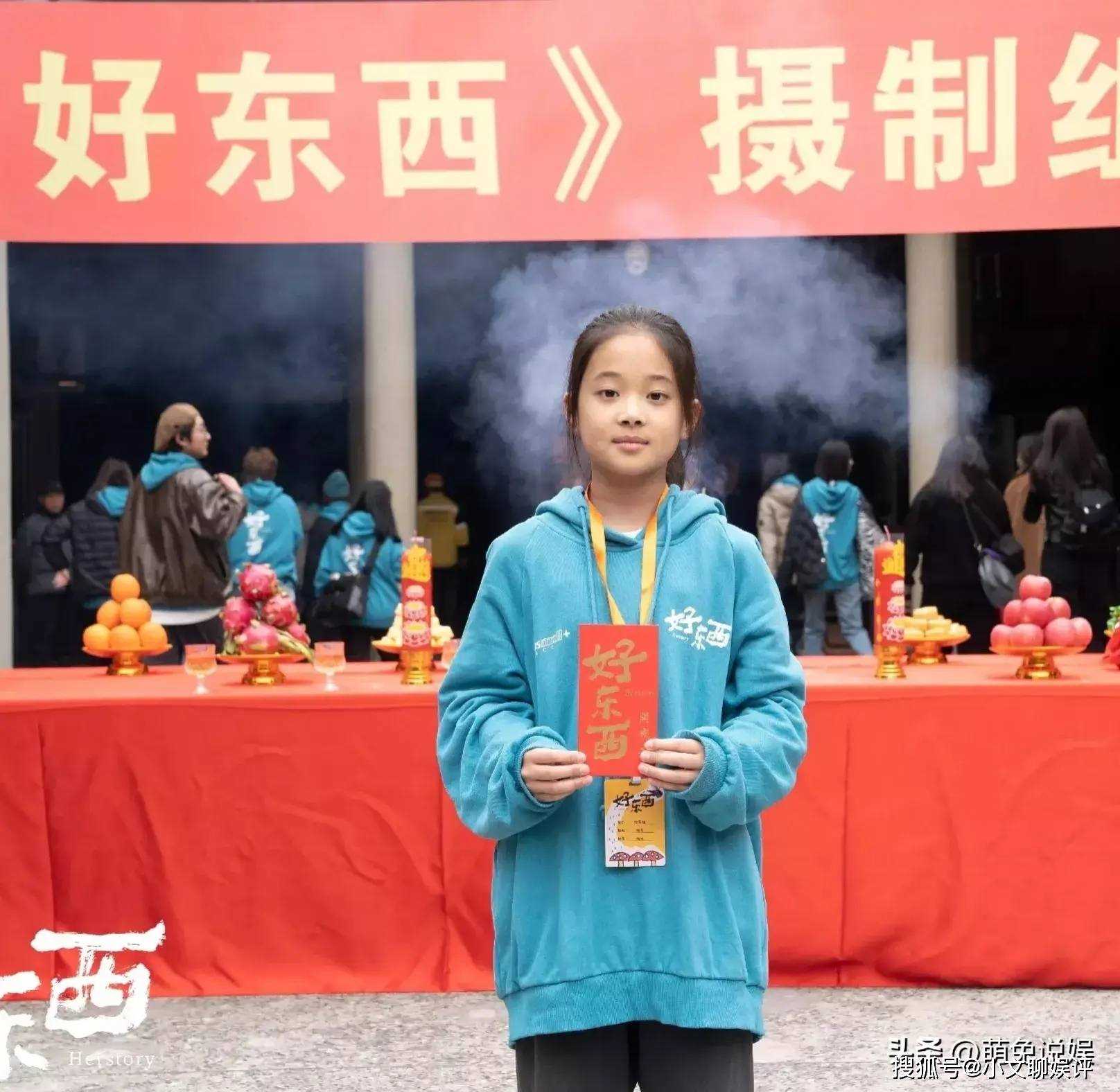梅婷11岁女儿厉害了!与宋佳赵又廷等同框飙戏 电影开机大合照站C位