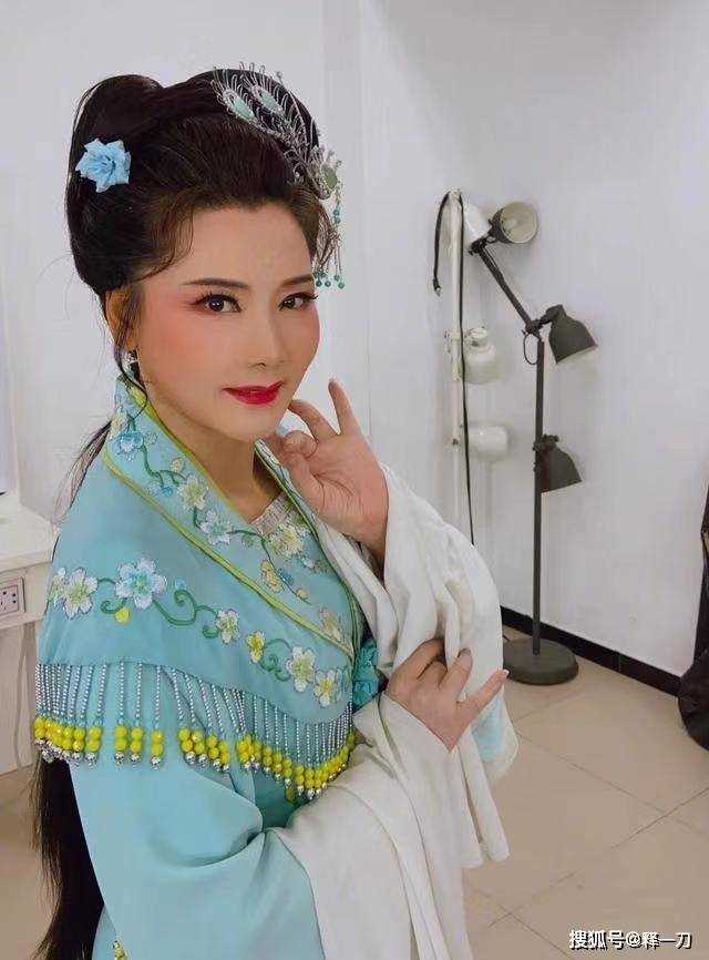 何赛飞老师是真的勇! 手拿魔杖追着代拍打 严声呵斥:谁叫你拍的