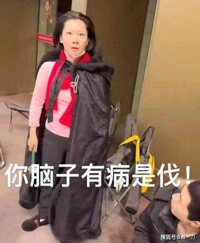 何赛飞老师是真的勇! 手拿魔杖追着代拍打 严声呵斥:谁叫你拍的