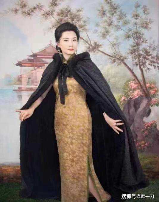 何赛飞老师是真的勇! 手拿魔杖追着代拍打 严声呵斥:谁叫你拍的