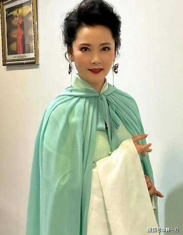 何赛飞老师是真的勇! 手拿魔杖追着代拍打 严声呵斥:谁叫你拍的