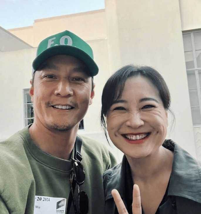 意想不到的梦幻联动!贾玲现身好莱坞片场 与吴彦祖合影笑的好开心