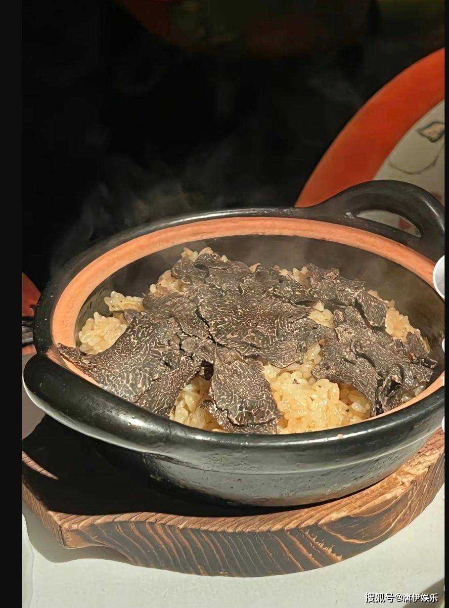 这才是公主级待遇!王诗龄砂锅铺满了黑松露 奢华生活引羡慕