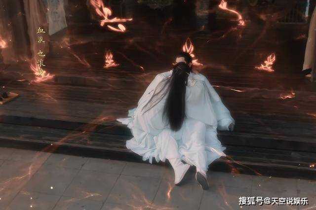 《与凤行》被沈璃轻薄时,行云垂在两侧的双手 扯破了神君的遮羞布