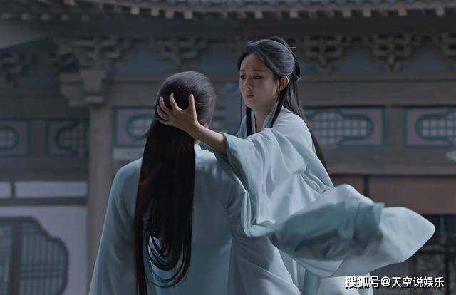 《与凤行》被沈璃轻薄时,行云垂在两侧的双手 扯破了神君的遮羞布