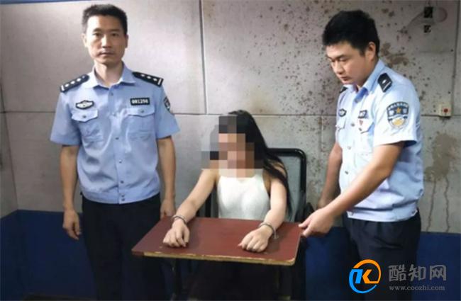 年轻女子裸体现身商场 警方介入 公共场合裸体也违法