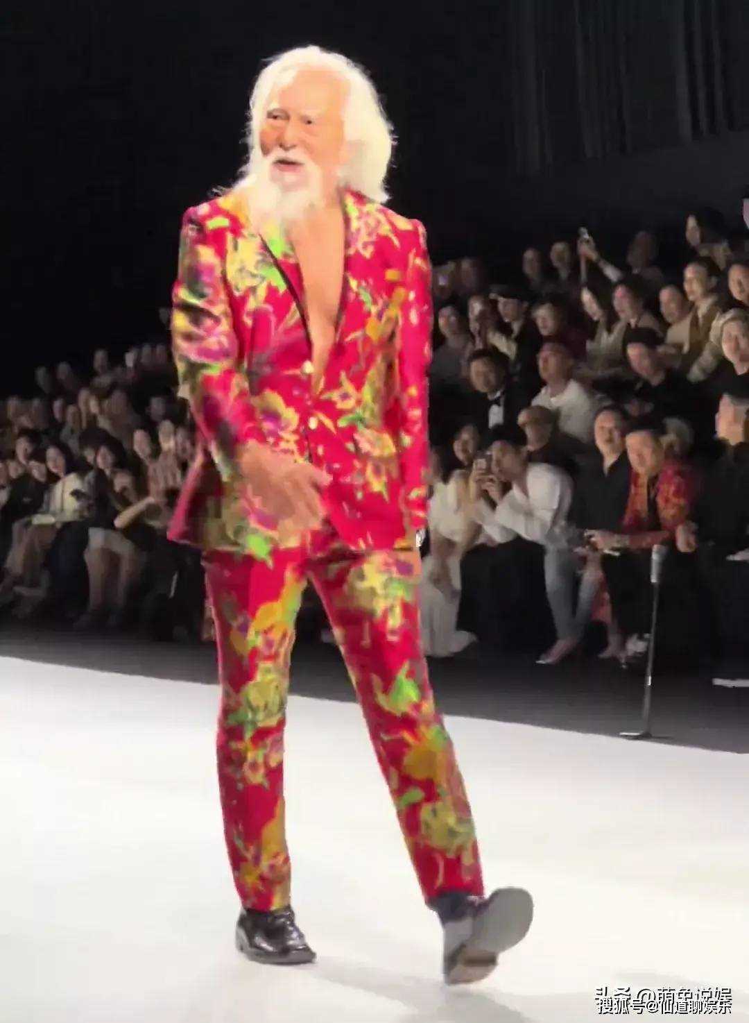 时尚界的“硬核老头！88岁王德顺再登秀场 穿大红袄展现不凡风采