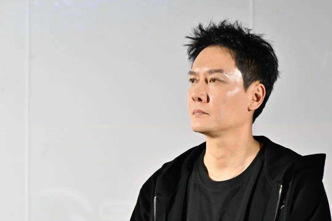《黄雀在后!》首映礼冯绍峰谈到儿子眼圈红了 称很爱儿子