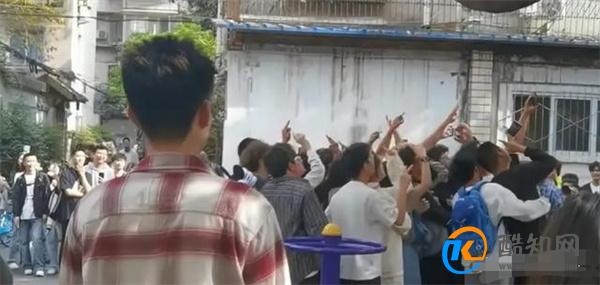 成都迪士尼附近居民称被吵到崩溃 凸显社交媒体的影响