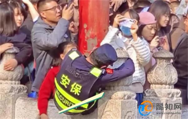 趵突泉保安抱柱险被游客挤下水 景区安全问题的严重性