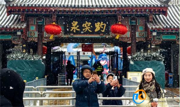 趵突泉保安抱柱险被游客挤下水 景区安全问题的严重性