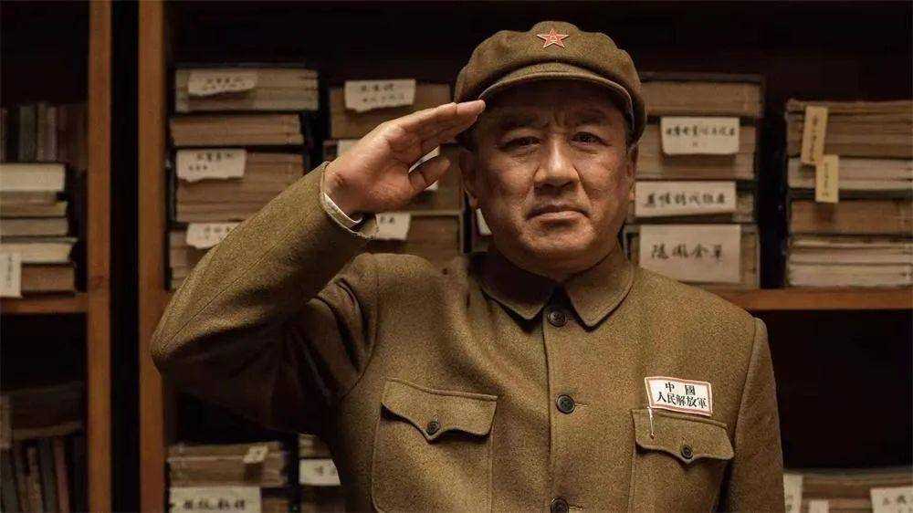 陈建斌被骂上热搜!坐着和丁勇岱握手被指没礼貌 看似普通的打招呼却体现了个人的修养