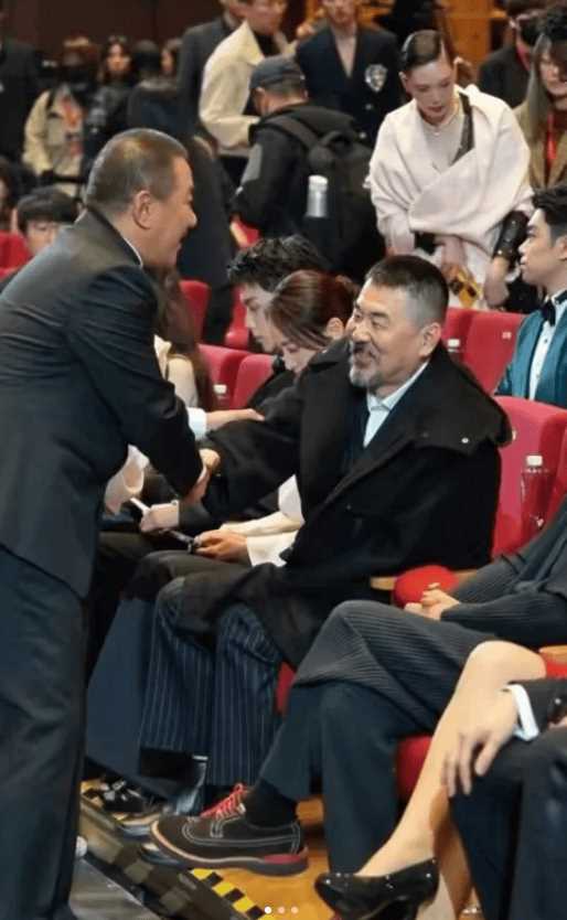 陈建斌被骂上热搜!坐着和丁勇岱握手被指没礼貌 看似普通的打招呼却体现了个人的修养