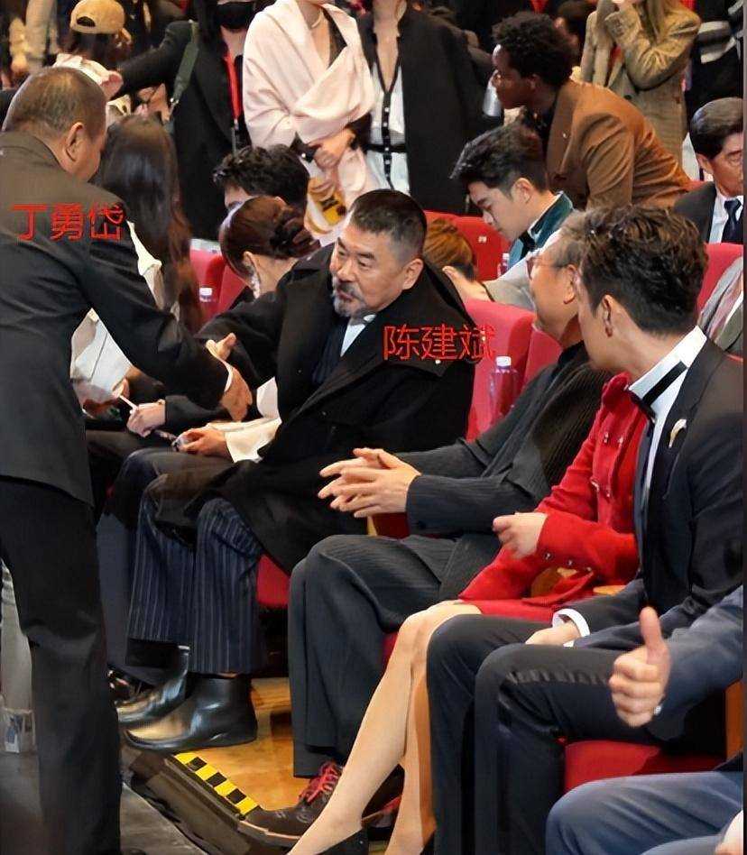 陈建斌被骂上热搜!坐着和丁勇岱握手被指没礼貌 看似普通的打招呼却体现了个人的修养