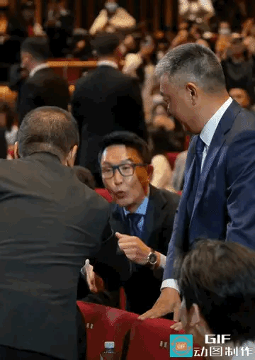 陈建斌被骂上热搜!坐着和丁勇岱握手被指没礼貌 看似普通的打招呼却体现了个人的修养