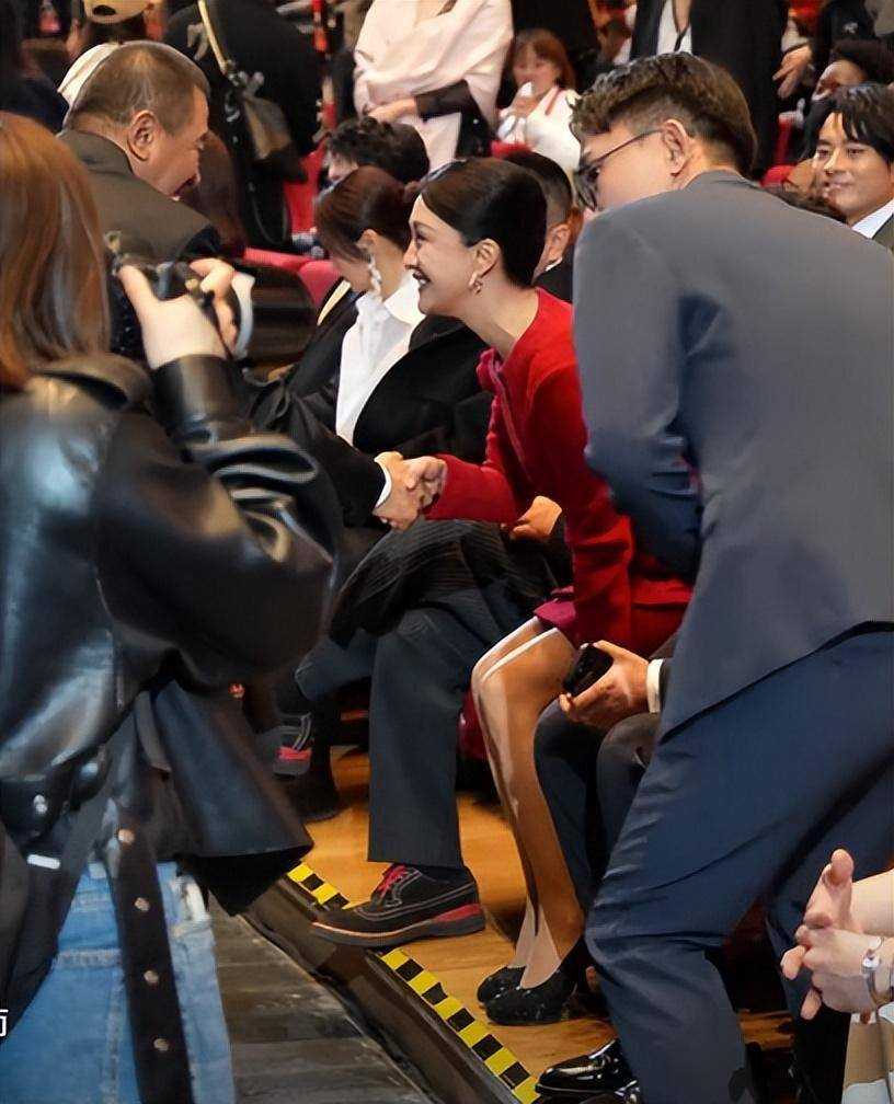 陈建斌被骂上热搜!坐着和丁勇岱握手被指没礼貌 看似普通的打招呼却体现了个人的修养