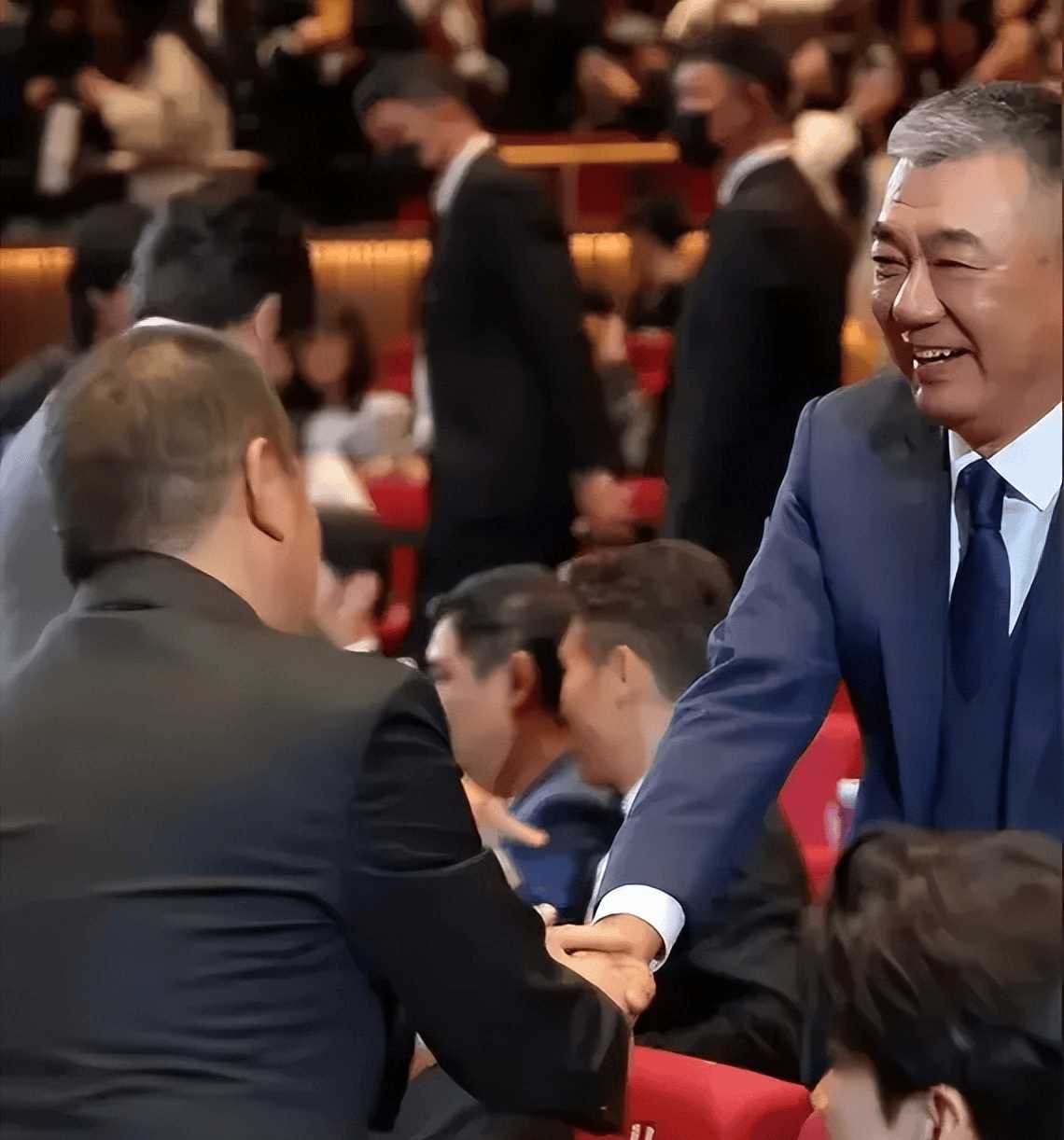 陈建斌被骂上热搜!坐着和丁勇岱握手被指没礼貌 看似普通的打招呼却体现了个人的修养