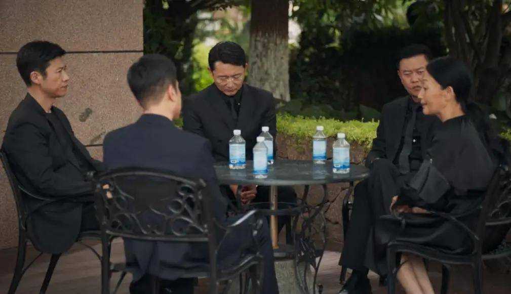 《城中之城》首播收视第一!四位金融大佬齐聚葬礼 最糊涂的人是她