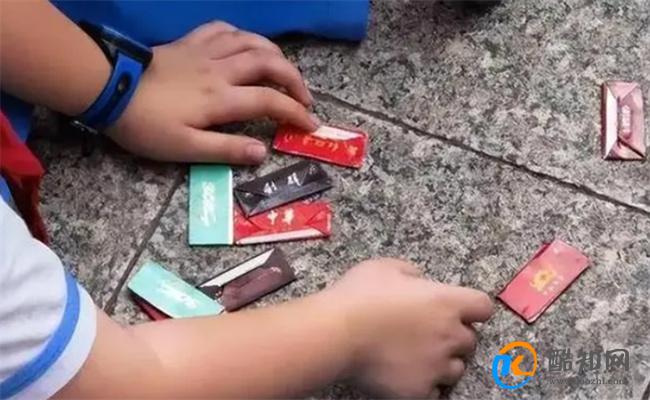 小学生打烟牌该不该禁 烟牌对学生的影响