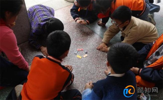 小学生打烟牌该不该禁 烟牌对学生的影响