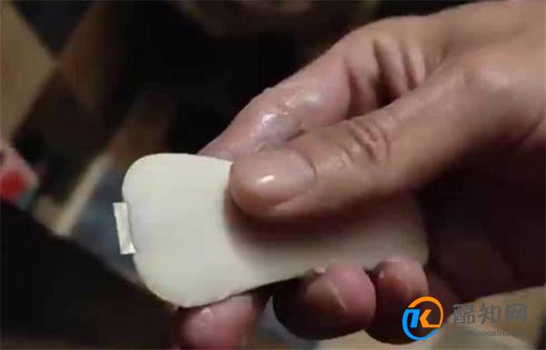 宝洁回应男子洗澡发现香皂嵌刀片 积极态度引关注