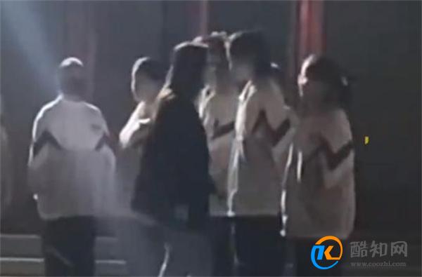 女老师用手端学生下巴挑衅 如何正确教育学生