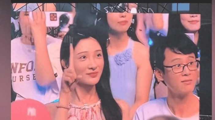 薛之谦演唱会眼镜哥称去年已分手 门票AA,这趟是帮前女友圆梦!