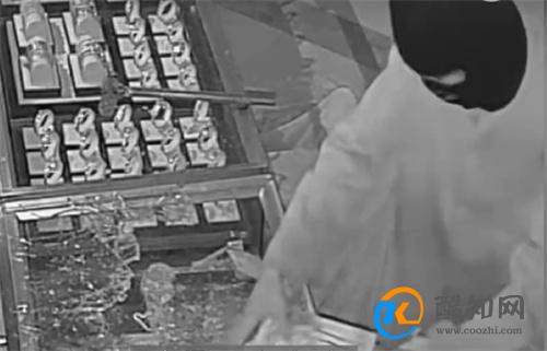 男子偷333万黄金为何用袜子埋地下 专案组联合破案