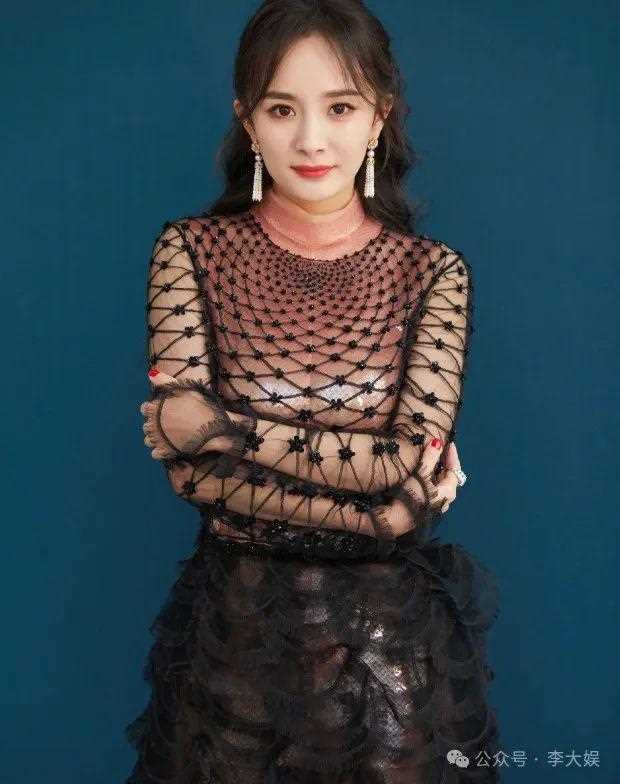 杨幂美甲事件引争!把美甲残缺定义为“穷” 引发公众的不满和反感