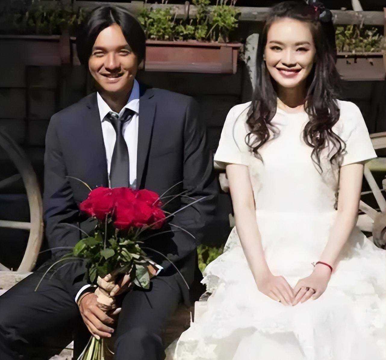 今日份的全糖狗粮送上!舒淇晒与冯德伦结婚纪念日合照 穿中式礼服好登对