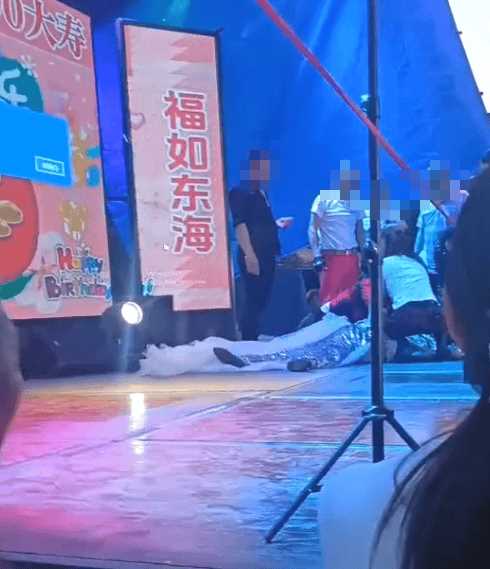 寿宴变丧事!女歌手在老人寿宴上踩裙摆摔倒去世
