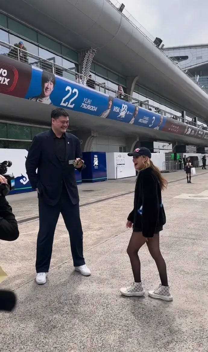 F1大奖赛现场爆笑一幕!姚明谷爱凌同框 上演最萌身高差