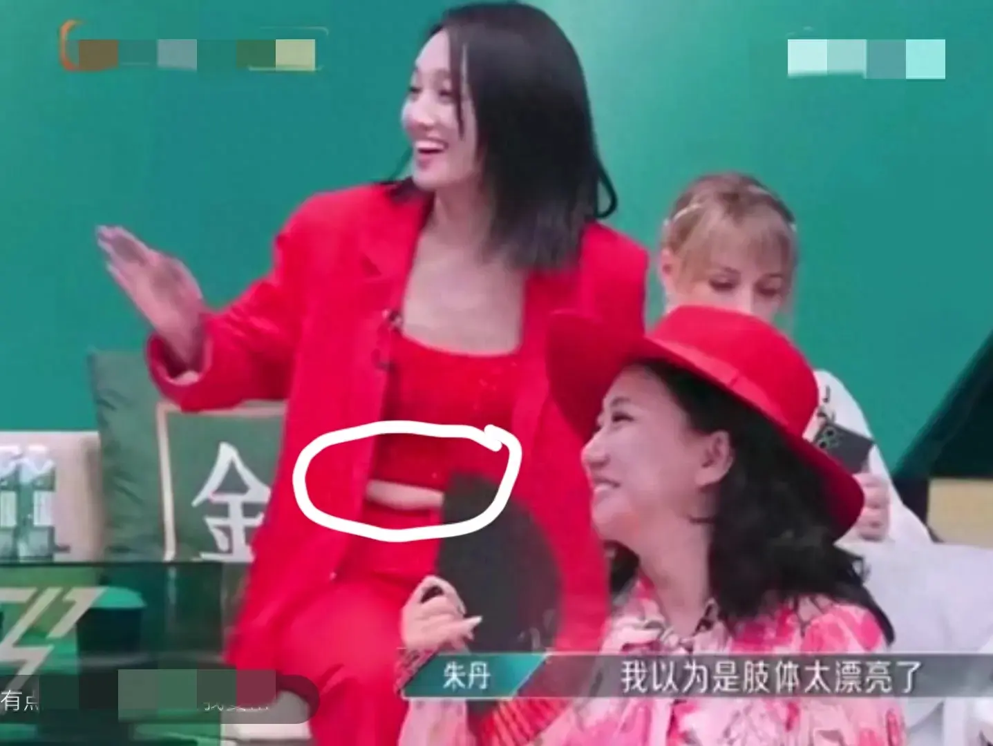 朱丹被勒出可爱小肚子 这届网友在拿八倍镜看节目吗？