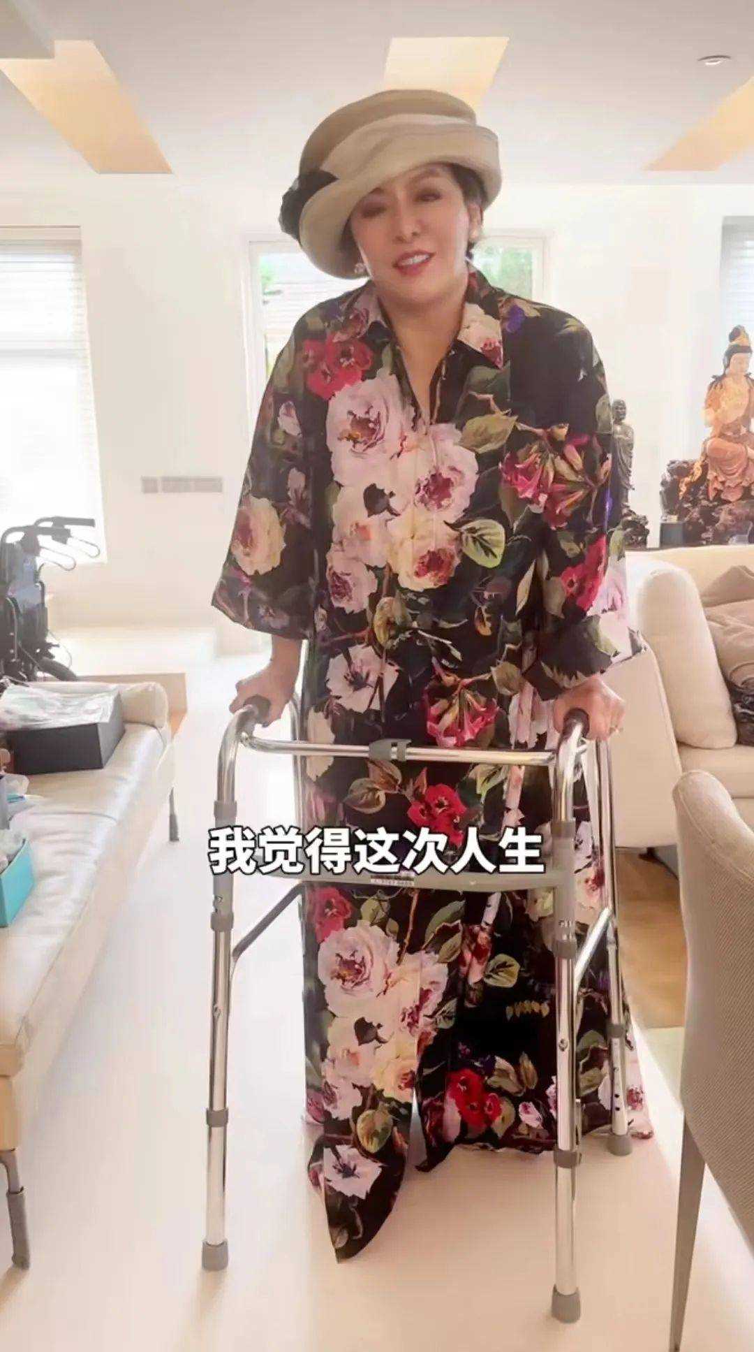 向太浴室摔倒致大腿骨断裂 救治画面曝光:包裹严实被抬进手术室